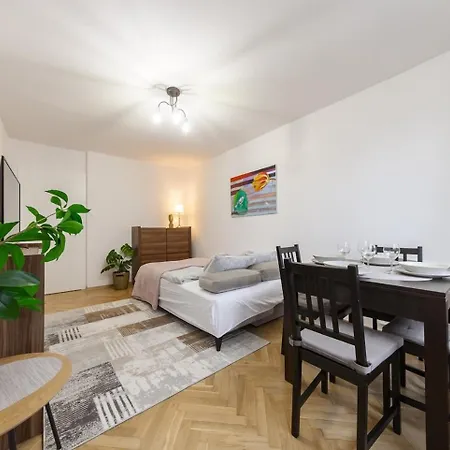 Latte 2 Closed Center Apartman Varsó